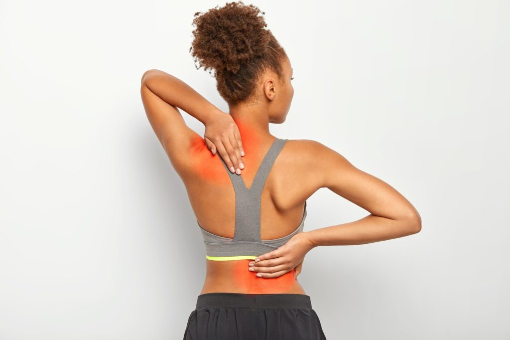 mujer rizada rostro sufre dolor columna usa sujetador deportivo muestra ubicacion inflamacion aislada sobre fondo blanco 273609 32532